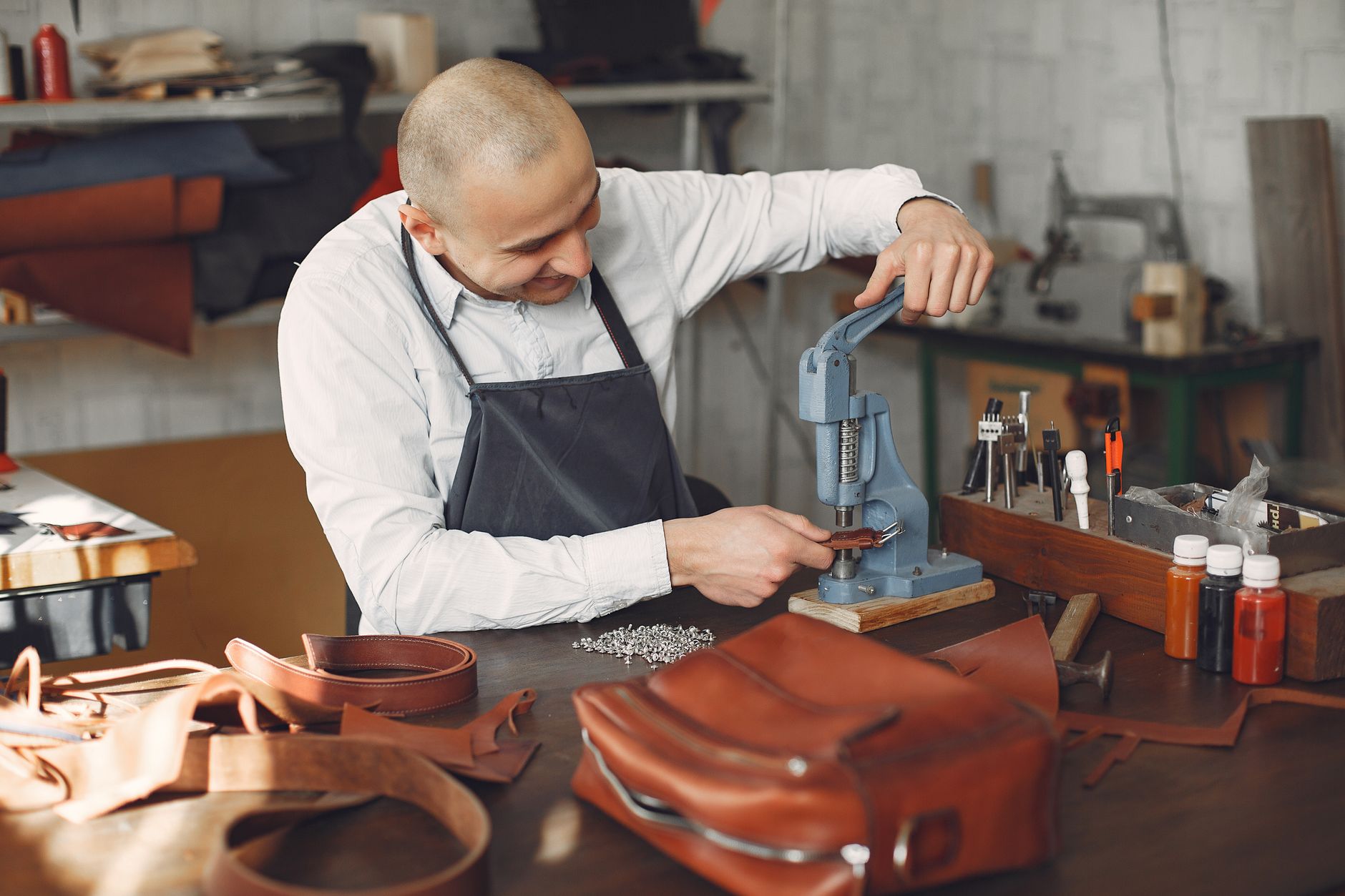 Visual illustration for hand setter vs arbor press rivet tool leather
