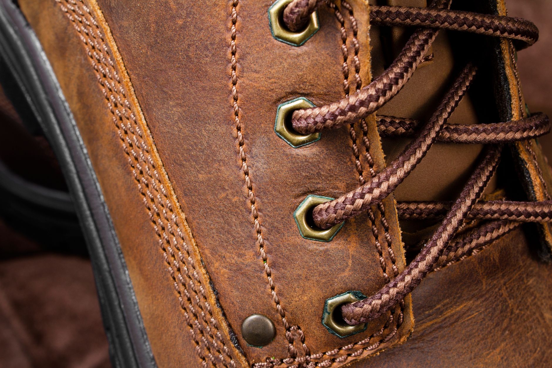 Visual illustration for tannins and fatliquors leather suppleness