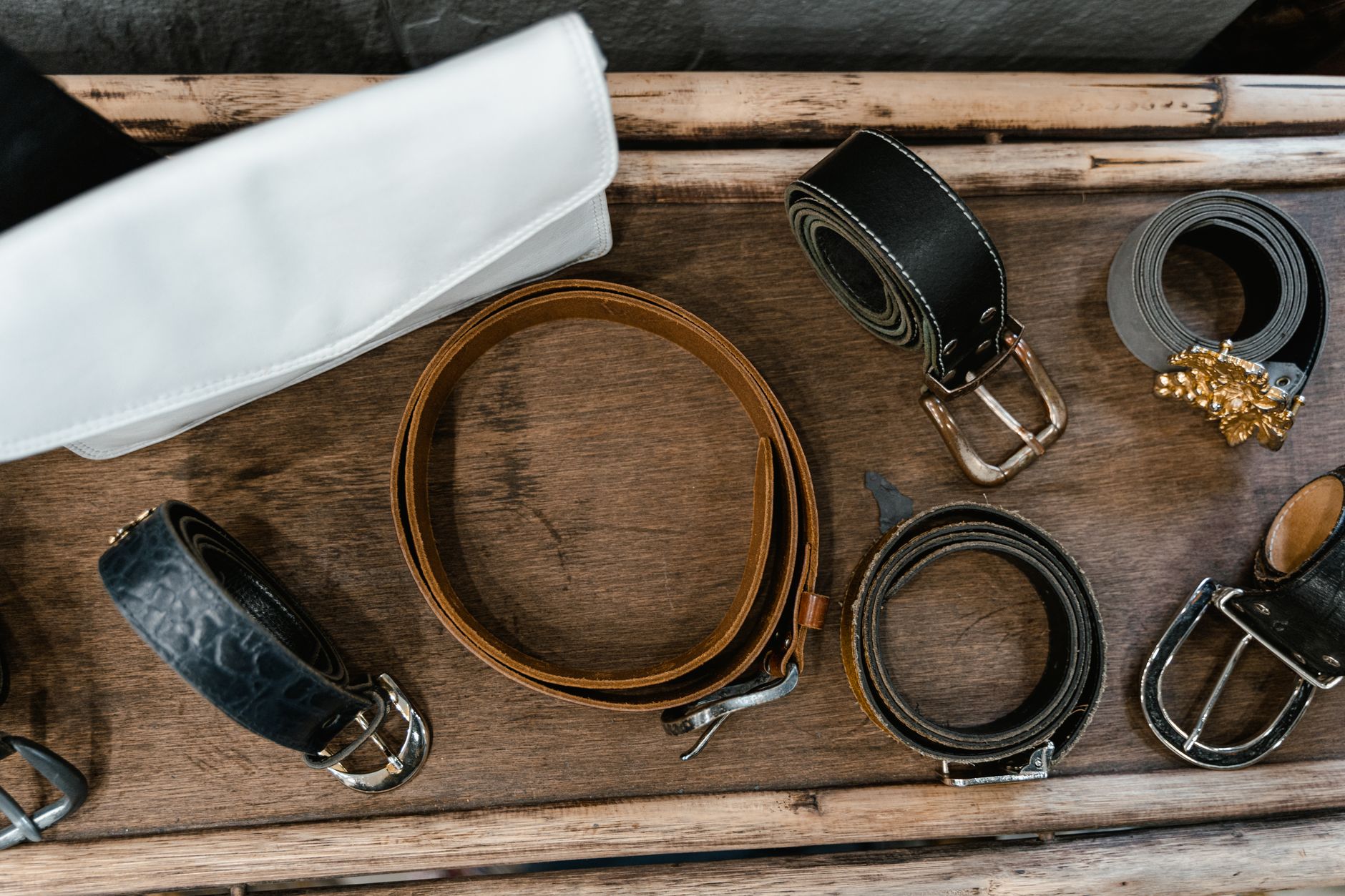 Visual illustration for full grain vs top grain leather properties